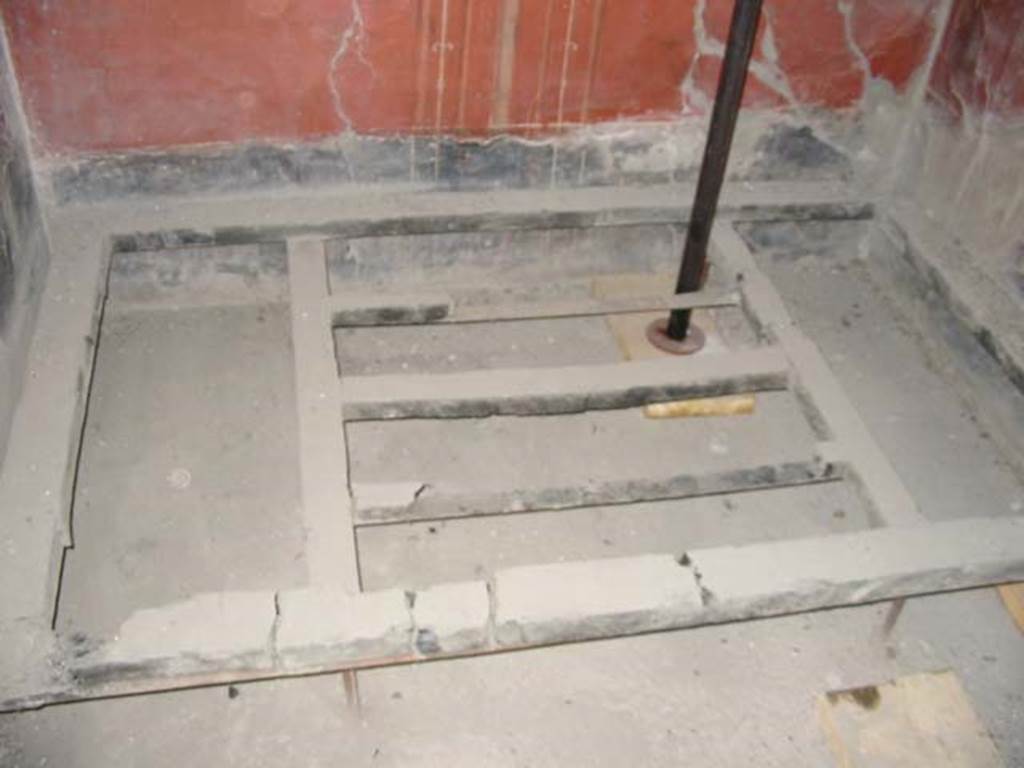 III.14, Herculaneum. May 2003. Cubiculum 1, detail of carbonised bed near east wall.
Photo courtesy of Nicolas Monteix.